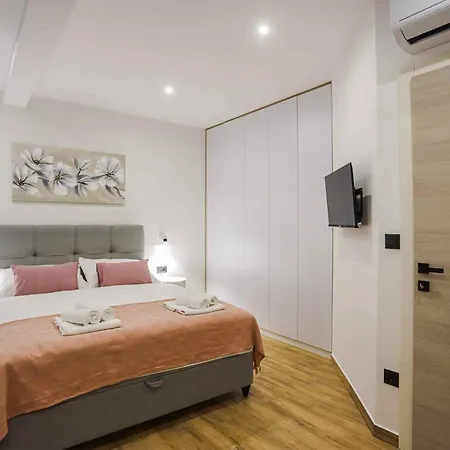 Hébergement de vacances 5 Bedroom Beautiful In Podstrana