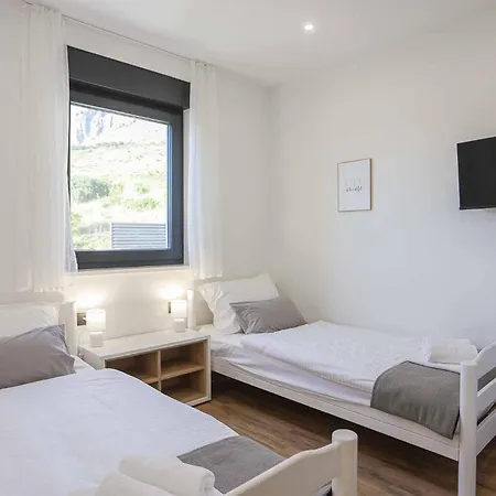 5 Bedroom Beautiful In Hébergement de vacances *