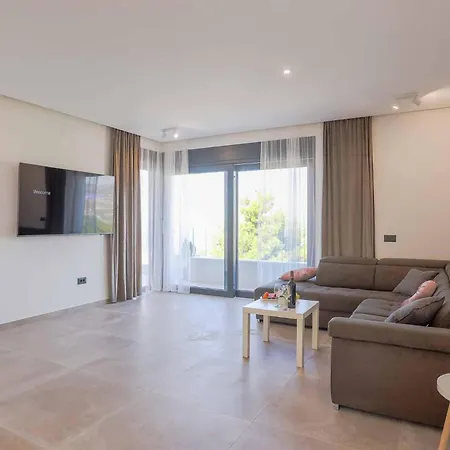 Hébergement de vacances 5 Bedroom Beautiful In Podstrana