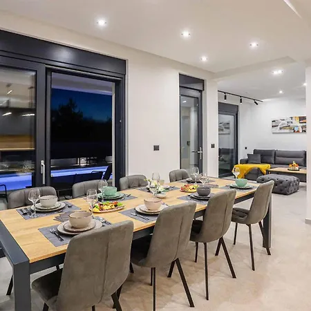 5 Bedroom Beautiful In Hébergement de vacances Podstrana