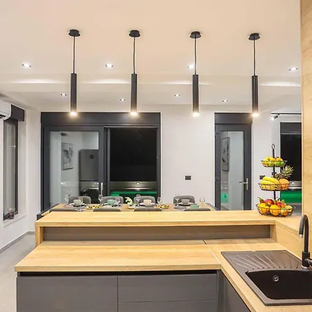 5 Bedroom Beautiful In *