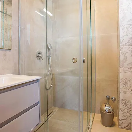 5 Bedroom Beautiful In Hébergement de vacances