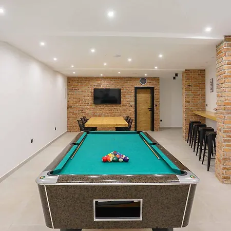 5 Bedroom Beautiful In Hébergement de vacances Podstrana