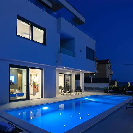 Hébergement de vacances 5 Bedroom Beautiful In Podstrana