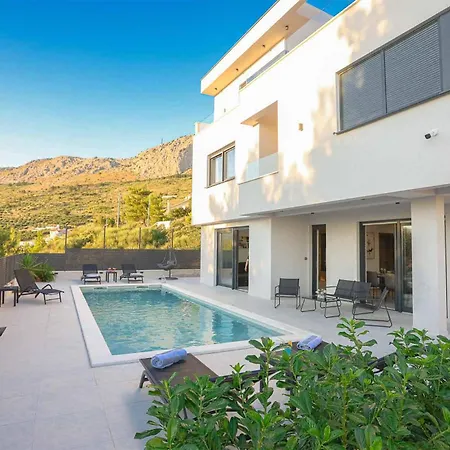 5 Bedroom Beautiful In Holiday home Podstrana